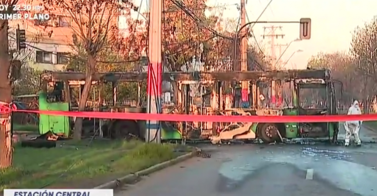 Encapuchados quemaron bus en Estación Central