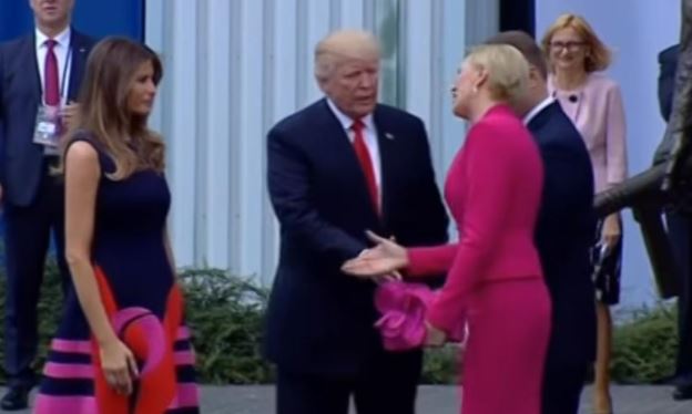 Primera dama polaca dejó a Donald Trump con la mano estirada
