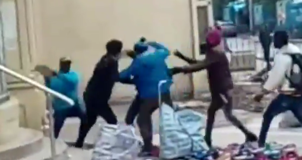 Ambulantes se enfrentaron a golpes en Estación Central