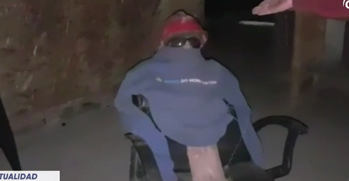 Vecinos descubrieron que guardia de seguridad era un muñeco