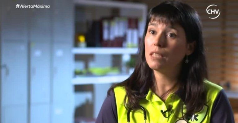 Joven quedó gravemente herida tras chocar con su moto a un camión