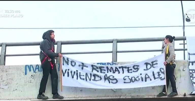 Dos vecinos se colgaron de un puente para protestar