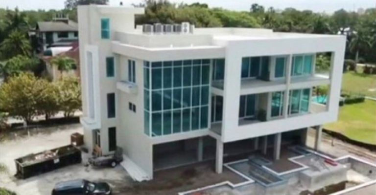 Conoce las lujosas casas de los famosos chilenos