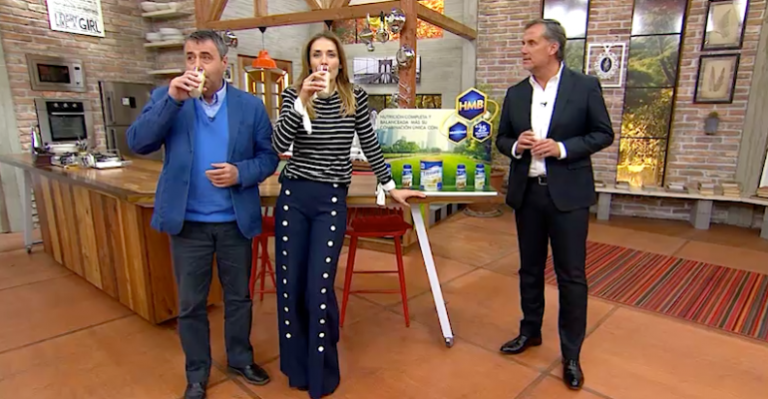 El inspector Vallejo se deleita con el rico sabor de Ensure