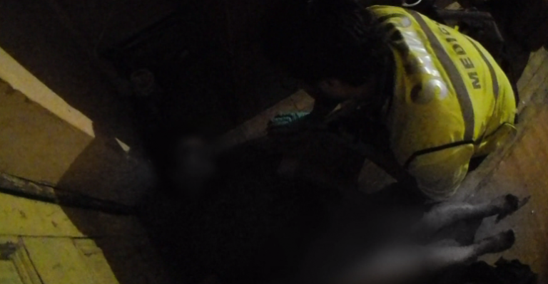 Mujer fue golpeada y apuñalada en la espalda con cuchillo carnicero