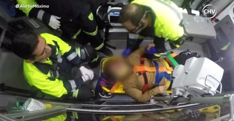 Mujer embarazada sufrió fuerte choque automovilístico