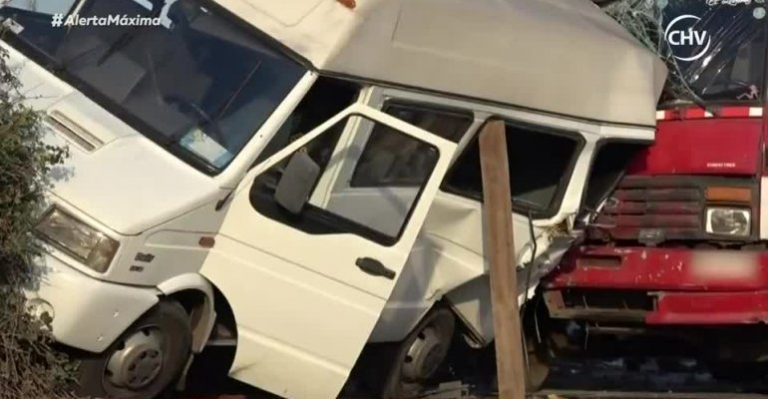 Furgón escolar que transportaba a menores colisionó con camión de alto impacto