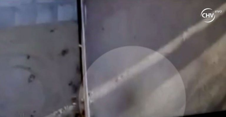 Impactante video mostraría un espectro deambulando en colegio de Santiago