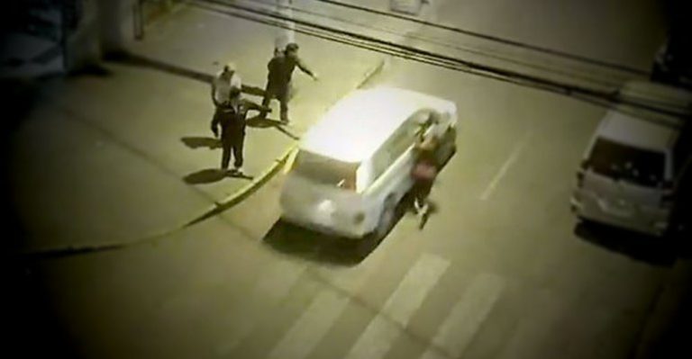 Delincuentes arrastraron con auto a mujer para robar cartera