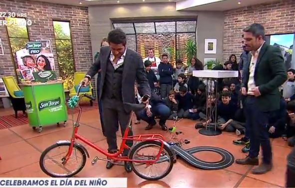 Sorprendimos a animadores con los juguetes de su infancia - Parte 2