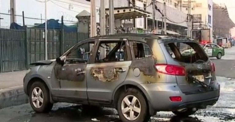 Delincuentes quemaron auto para complicar acción policial
