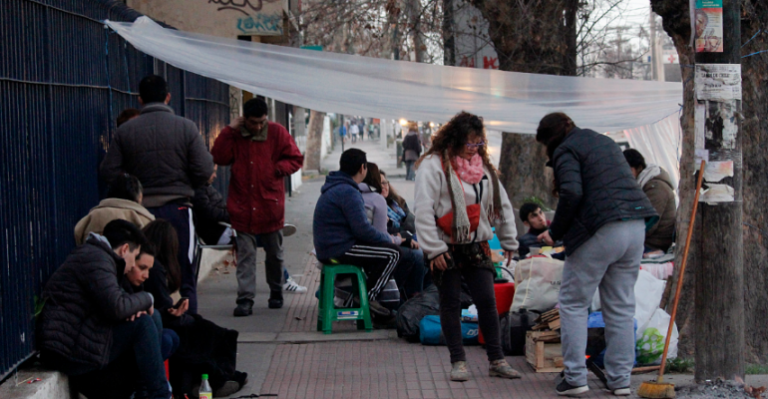 Apoderados realizaron vigilia por cupo en colegio