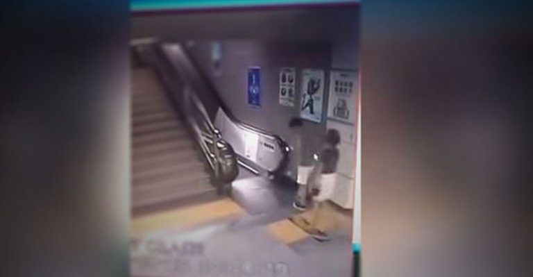 Mujer cayó a hoyo tras escalera mecánica del metro en China