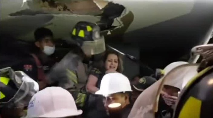 Video muestra rescate de mujer por terremoto en México
