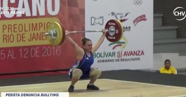 Pesista chilena encontró insultos en el vidrio de su auto