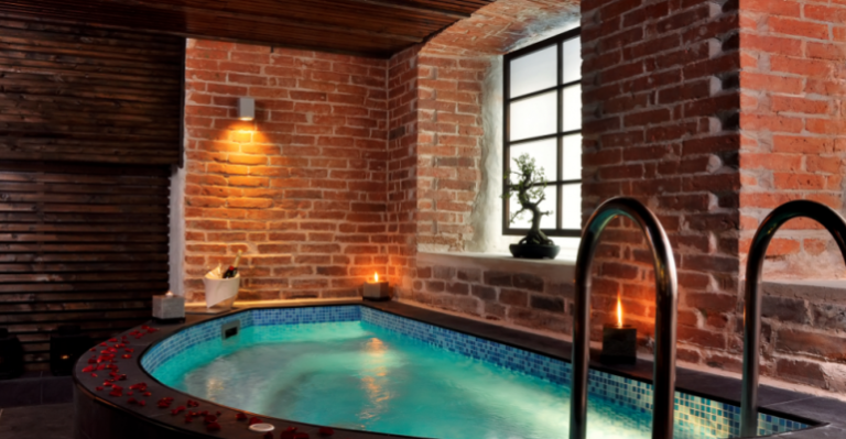 Acusan discriminación a asesora del hogar en SPA capitalino