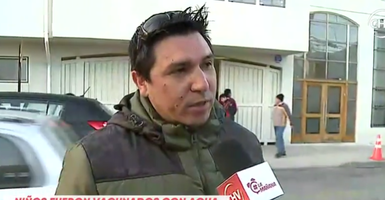 Padres preocupados por hijos vacunados con agua destilada