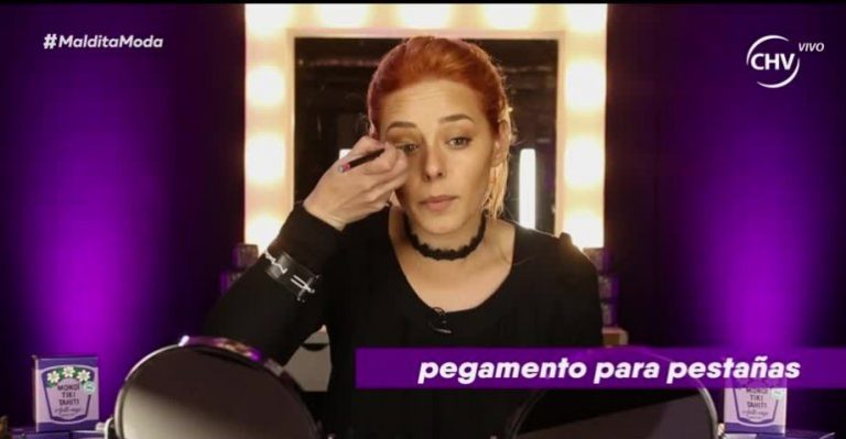Charlie Mua enseñó como hacer un delineado con glitter