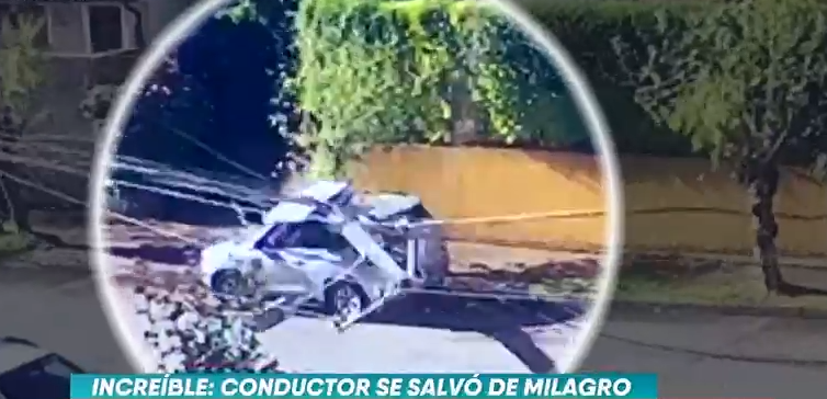 Conductor se salvó tras caída de poste sobre su auto