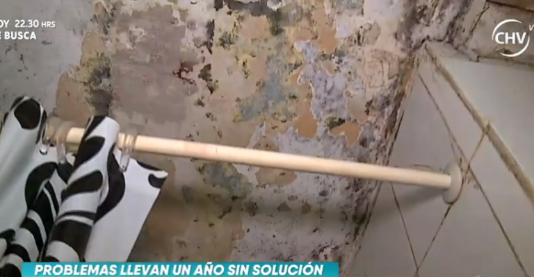 Vecinos denuncian filtraciones en edificio de Las Condes