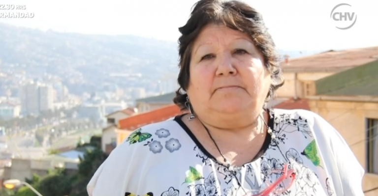 María quiere divorciarse de su marido que se encuentra fuera de Chile