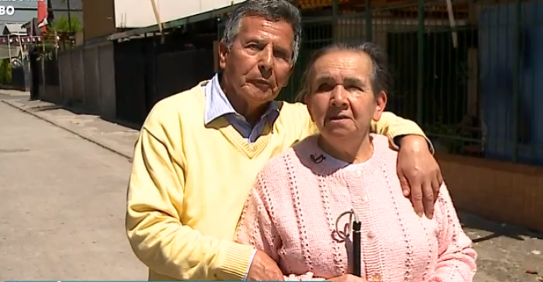 Pareja de ancianos no videntes cuidan a sus nietos