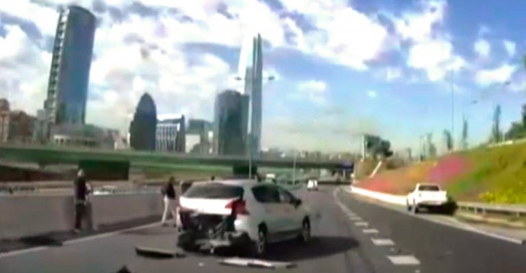 Cazanoticias grabó choque y llevó a accidentados a clínica