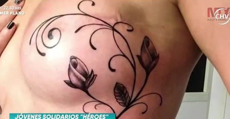 Jóvenes tatúan gratis a mujeres con cáncer de mamas