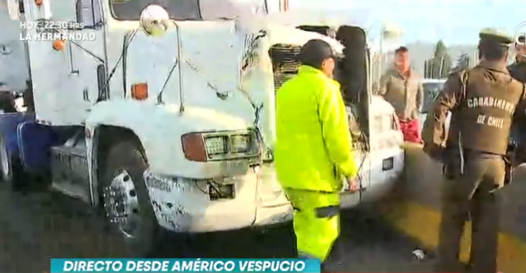 Choque de dos camiones provocó taco en Américo Vespucio