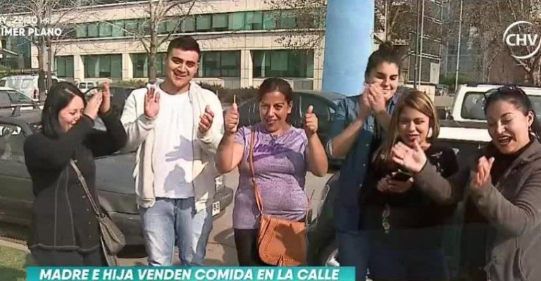 Madre e hija venden colaciones en la calle para sobrevivir