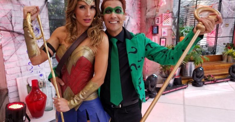 Carolina y Rafa celebraron Halloween con entretenida fiesta