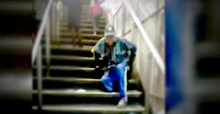 Anciano debió subir a rastras las escaleras de Metro