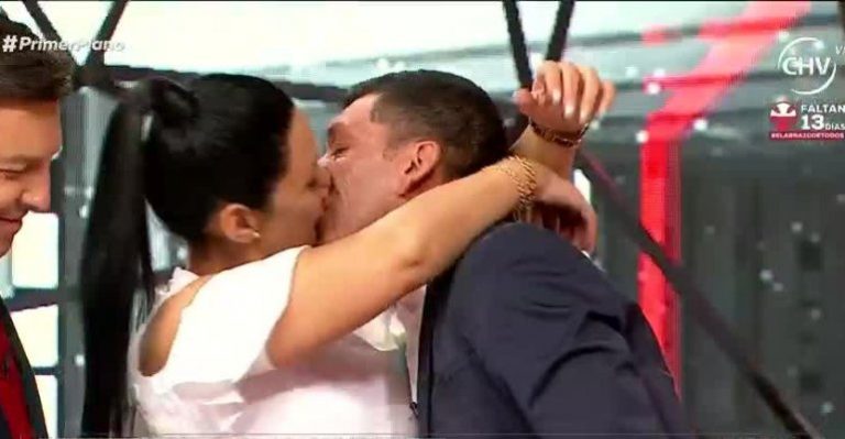 Así fue el beso de la reconciliación de Mitzi y Huaiquipán
