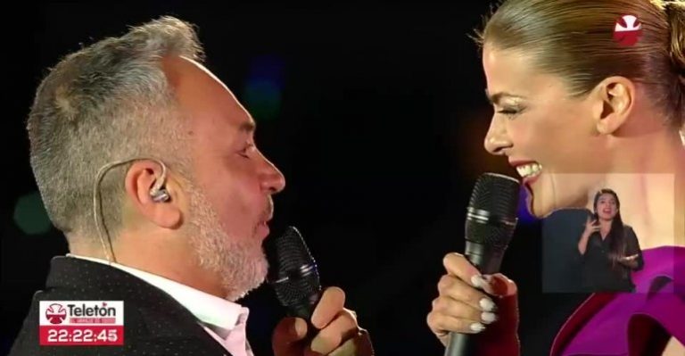 Tonka Tomicic y Luis Jara se dieron un beso a petición del público en el Estadio Nacional