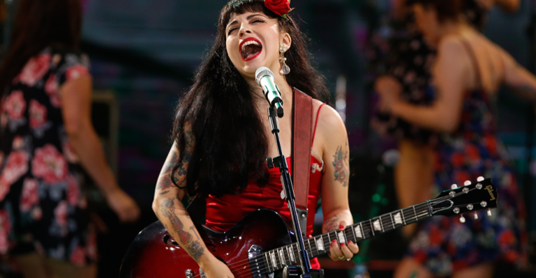 Mon Laferte cerró exitoso 2017 con más de 2 horas de show