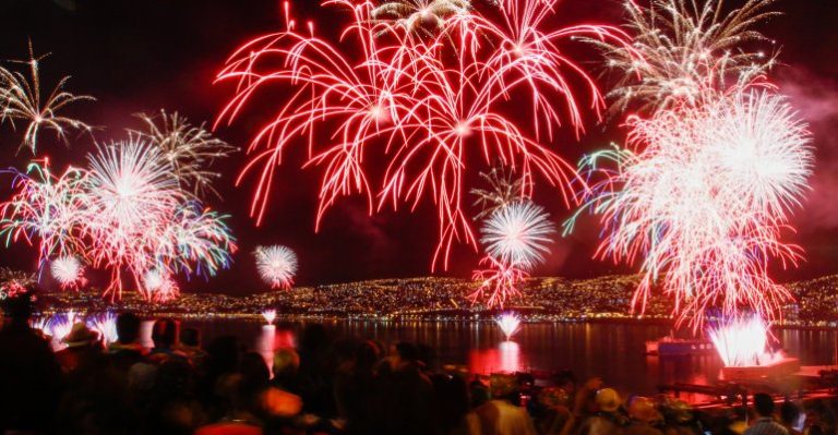 Ciudadanos arriendan balcones para ver fuegos artificiales