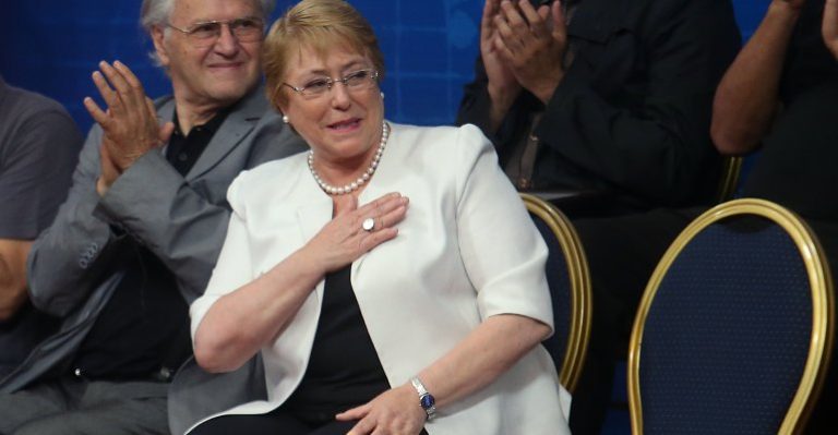 Presidenta Bachelet lo dio todo bailando en matrimonio