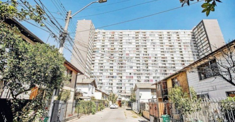 Vecinos de Independencia molestos por mega edificios