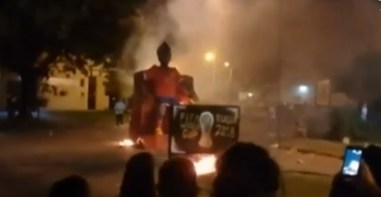 Arturo Vidal es quemado en tradición de Año Nuevo argentina