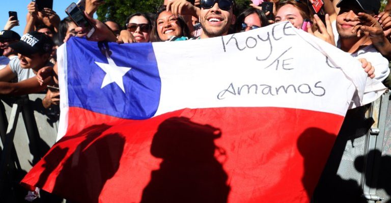 Prince Royce sorprendió con selfies junto a sus fanáticas