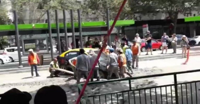Taxi quedó atrapado en cemento fresco en Plaza Italia