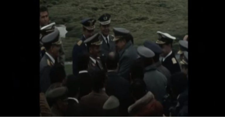 Así fue el famoso abrazo de Charaña entre Pinochet y Banzer