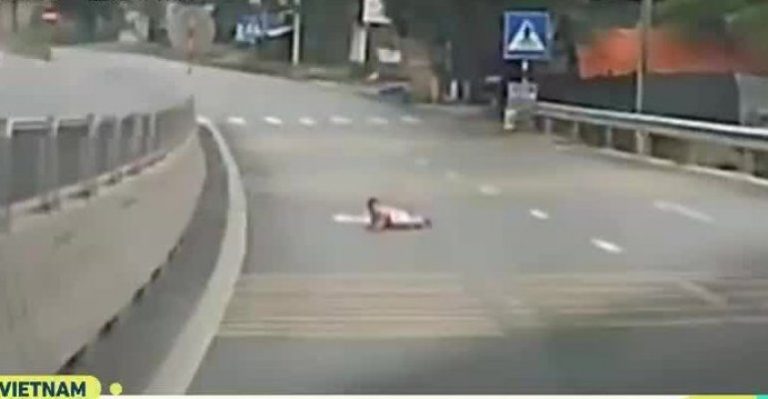 Conductor grabó a un bebé gateando en carretera de Vietnam