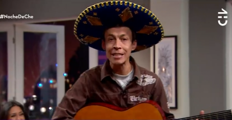 El poeta sorprendió practicando fonomímica en La Noche Es Nuestra