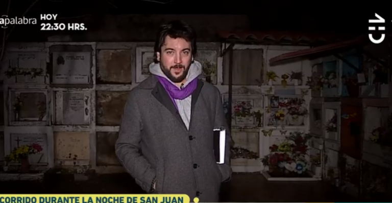 Álvaro Santi visitó a familia que vive en el cementerio