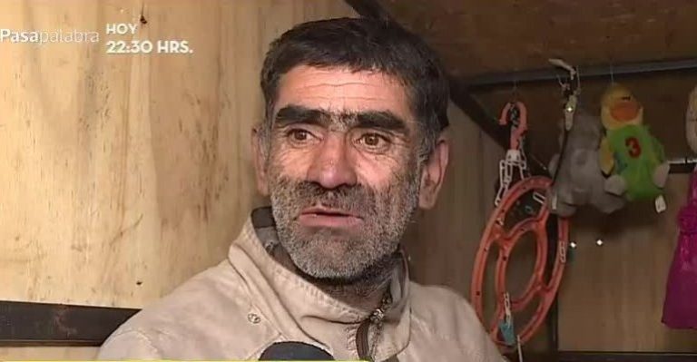 Vecinos ayudan a indigente con caseta para capear el frío