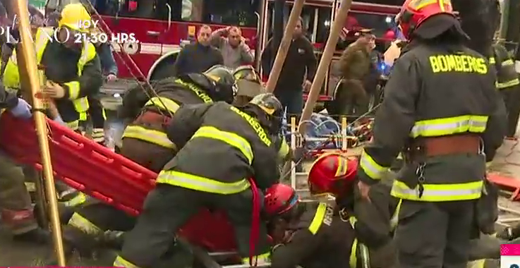 Rescatan a persona que cayó a socavón en San Bernardo