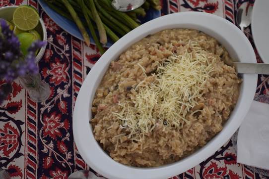 Arroz cremoso de té negro, alcachofas y champiñones