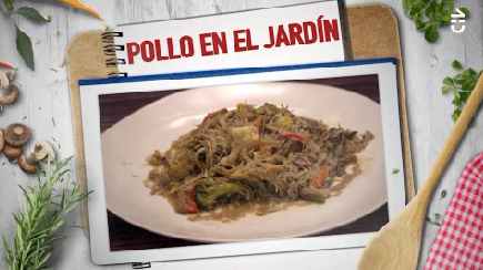 Pollo en el jardín por Eli De Caso