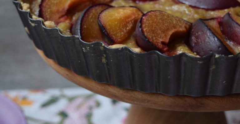 Tartaleta de plátano y ciruela